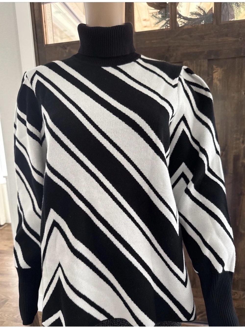 Love Trend New York Striped Black & White Turtleneck Sweater Size L- 014